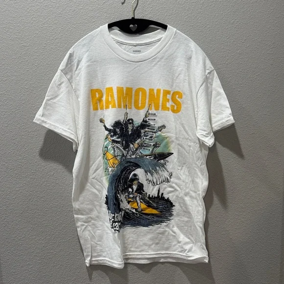 NWOT Ramones Graphic Band Tee - Medium - Surfing Punk Rock Design - Picture 1 of 4